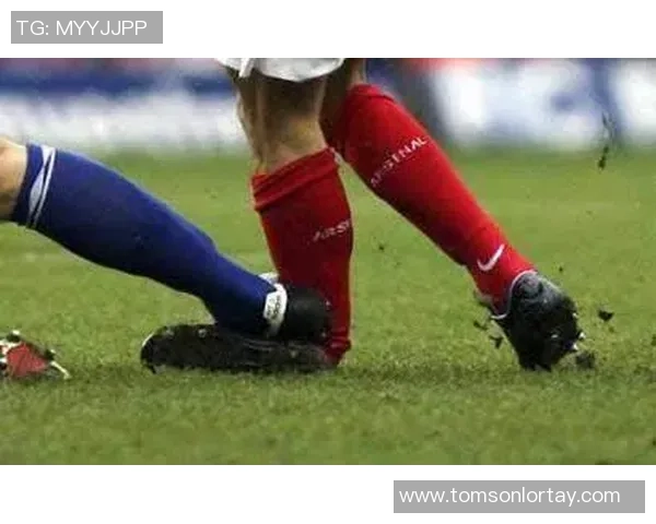 足球巨星遭遇恶意犯规瞬间 动情时刻震撼全场 足球巨星遭遇恶意犯规瞬间 动情时刻震撼全场