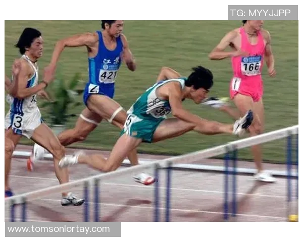 花里胡哨的足球星用炫酷技巧点燃赛场激情引爆观众热情 花里胡哨的足球星用炫酷技巧点燃赛场激情引爆观众热情