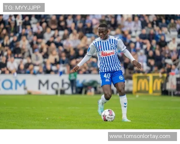 拜仁足球巨星素描：细腻呈现球场英姿与荣耀背后的努力