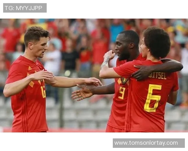 某球星与爱猫携手共踢足球展现另类默契精彩瞬间 某球星与爱猫携手共踢足球展现另类默契精彩瞬间