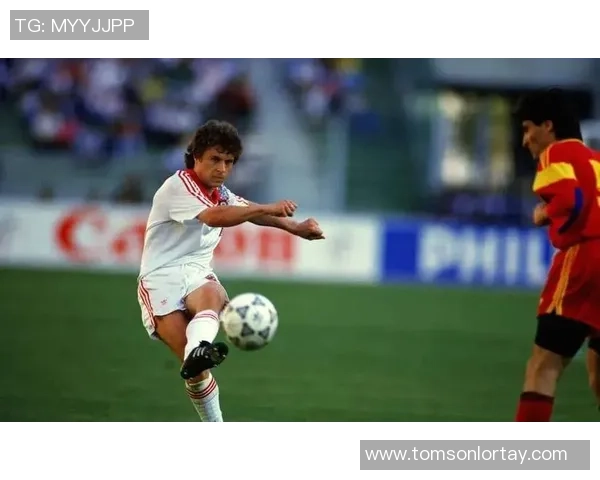 足球史上十大传奇巨星的巅峰对决与荣光时刻回顾